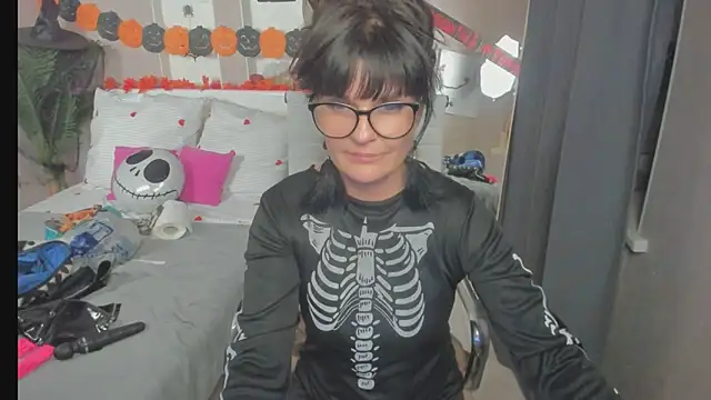 Snapshot of EricaAndPenelopa chatting on November 1, 4:25 am EricaAndPenelopa online show from November 1, 4:25 am