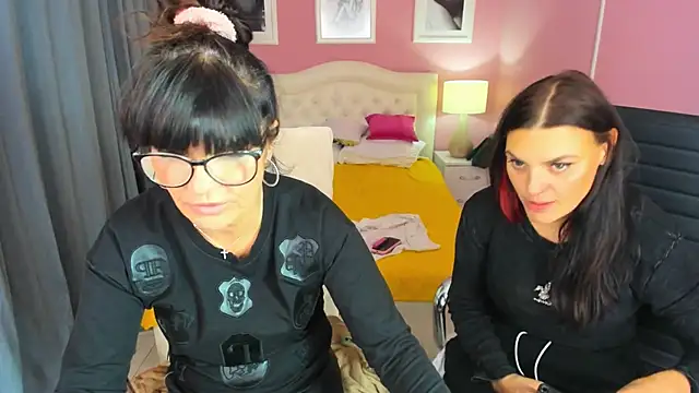 Snapshot of EricaAndPenelopa chatting on November 9, 8:07 pm EricaAndPenelopa online show from November 9, 8:07 pm