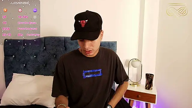 Amadeo Wild online show from December 6, 2:02 am