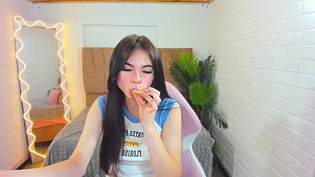 Roxanne tay online show from December 24, 9:00 pm