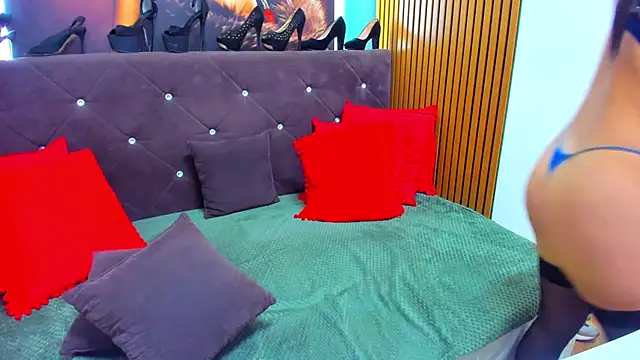 Snapshot of LauraSin chatting on April 21, 1:42 am LauraSin online show from April 21, 1:42 am