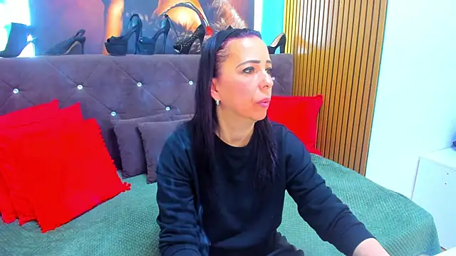 Snapshot of LauraSin chatting on April 24, 6:10 pm LauraSin online show from April 24, 6:10 pm