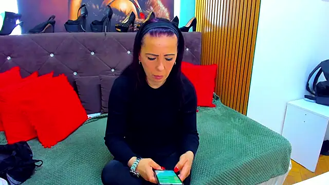 Snapshot of LauraSin chatting on May 1, 3:33 am LauraSin online show from May 1, 3:33 am