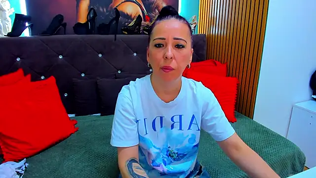 Snapshot of LauraSin chatting on May 21, 6:04 pm LauraSin online show from May 21, 6:04 pm