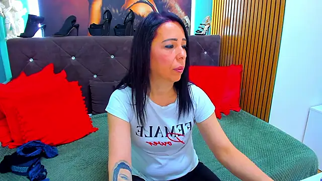 Snapshot of LauraSin chatting on May 25, 3:01 am LauraSin online show from May 25, 3:01 am