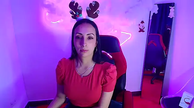 Snapshot of yaralyminjo2 chatting on December 17, 2:00 pm yaralyminjo2 online show from December 17, 2:00 pm