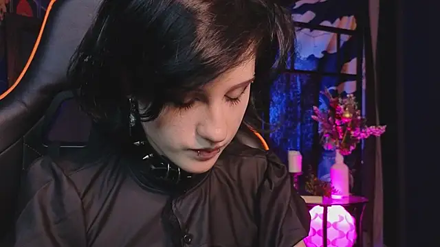 Snapshot of dark_vamp_ chatting on January 22, 3:29 pm dark vamp online show from January 22, 3:29 pm