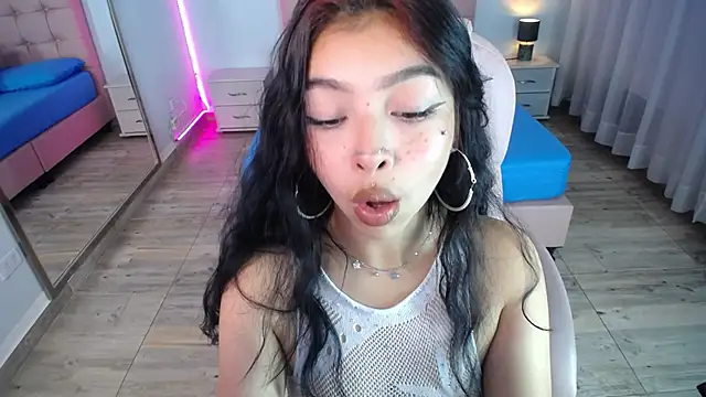 Snapshot of pettit_courtny chatting on January 3, 3:16 am pettit courtny online show from January 3, 3:16 am