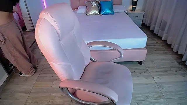 Snapshot of pettit_courtny chatting on January 5, 3:22 am pettit courtny online show from January 5, 3:22 am