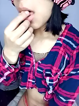 Snapshot of PequeArely chatting on January 12, 2:45 am PequeArely online show from January 12, 2:45 am