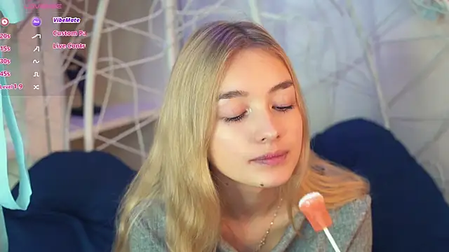 Snapshot of FlairCunard chatting on December 12, 7:15 pm FlairCunard online show from December 12, 7:15 pm