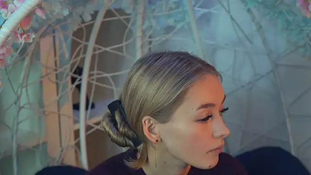 Snapshot of FlairCunard chatting on December 18, 5:52 pm FlairCunard online show from December 18, 5:52 pm