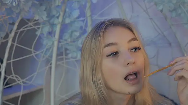 Snapshot of FlairCunard chatting on December 25, 7:34 pm FlairCunard online show from December 25, 7:34 pm