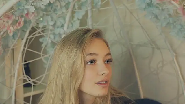 Snapshot of FlairCunard chatting on January 2, 8:57 pm FlairCunard online show from January 2, 8:57 pm