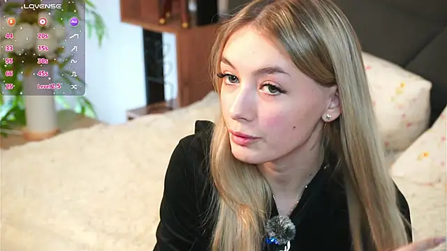 Snapshot of FlairCunard chatting on February 3, 9:29 pm FlairCunard online show from February 3, 9:29 pm