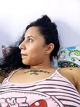 Snapshot of Karii-R chatting on February 28, 4:43 am Karii-R online show from February 28, 4:43 am