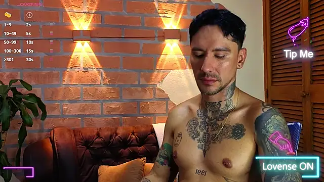 Snapshot of Dylanstonne chatting on October 30, 9:15 pm Dylanstonne online show from October 30, 9:15 pm