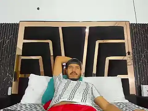 Snapshot of Mike_Bearly chatting on December 6, 12:02 am Mike Bearly online show from December 6, 12:02 am