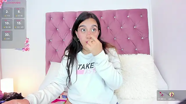 Snapshot of KiraSmitt chatting on December 10, 4:02 am KiraSmitt online show from December 10, 4:02 am