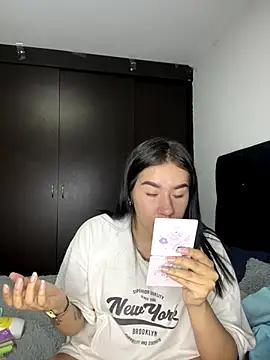 Snapshot of Im_Valen_Cute chatting on December 3, 12:13 am Im Valen Cute online show from December 3, 12:13 am