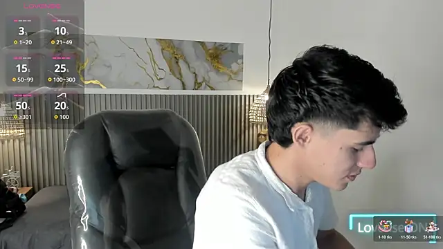 Snapshot of Dyla_n18 chatting on April 25, 9:01 pm Dyla n18 online show from April 25, 9:01 pm