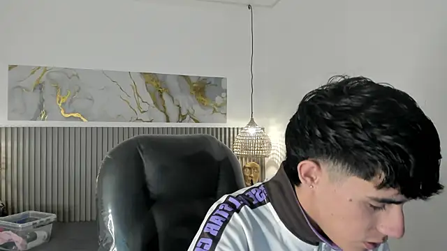 Snapshot of Dyla_n18 chatting on April 27, 9:02 pm Dyla n18 online show from April 27, 9:02 pm