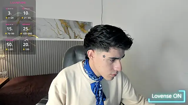 Snapshot of Dyla_n18 chatting on May 7, 8:25 pm Dyla n18 online show from May 7, 8:25 pm