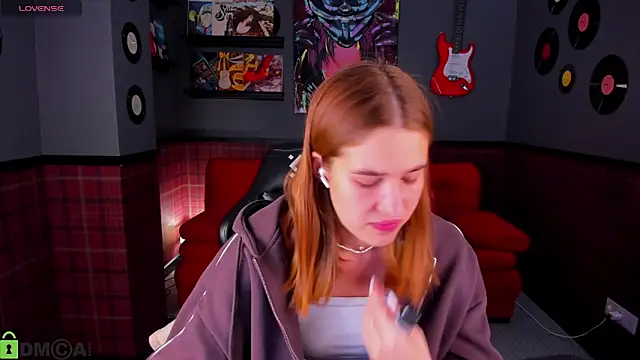 Jennifer Wadee online show from April 8, 11:16 pm