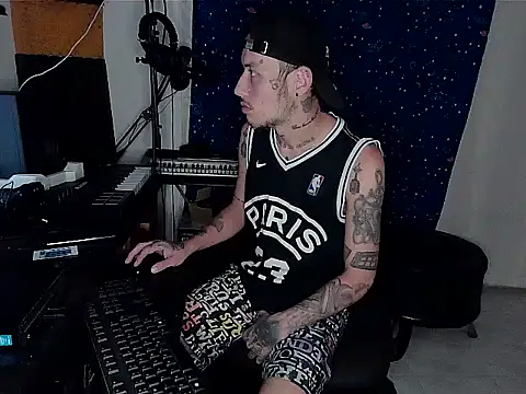 Snapshot of patrik_tattoo_ chatting on December 6, 11:47 pm patrik tattoo online show from December 6, 11:47 pm