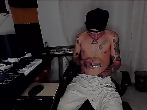 Snapshot of patrik_tattoo_ chatting on January 21, 3:37 am patrik tattoo online show from January 21, 3:37 am