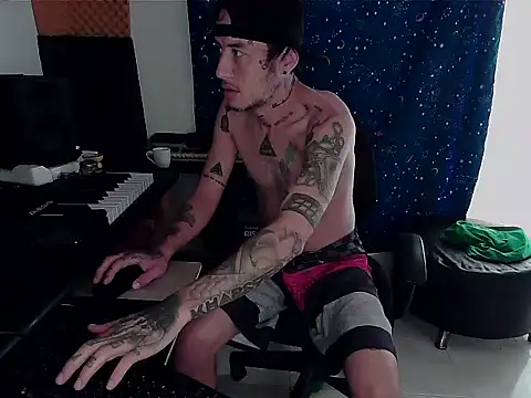 Snapshot of patrik_tattoo_ chatting on February 23, 1:32 pm patrik tattoo online show from February 23, 1:32 pm