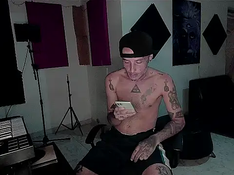 Snapshot of patrik_tattoo_ chatting on November 22, 2:10 am patrik tattoo online show from November 22, 2:10 am