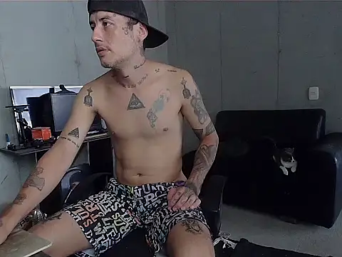 Snapshot of patrik_tattoo_ chatting on April 1, 5:43 pm patrik tattoo online show from April 1, 5:43 pm