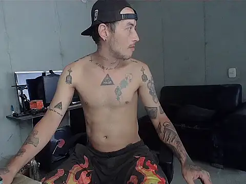 Snapshot of patrik_tattoo_ chatting on April 6, 4:30 pm patrik tattoo online show from April 6, 4:30 pm