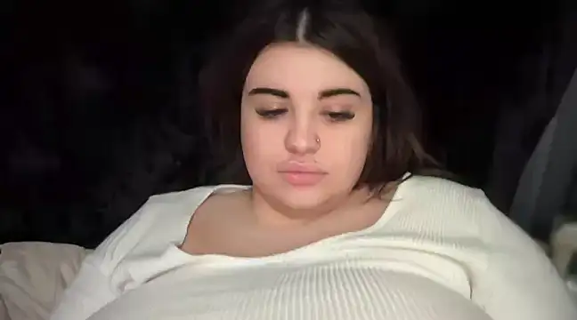 Snapshot of curvybabesx1 chatting on March 21, 8:17 am curvybabesx1 online show from March 21, 8:17 am