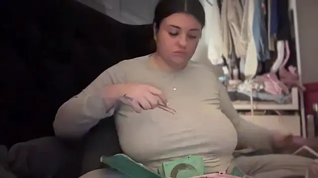 Snapshot of curvybabesx1 chatting on October 12, 2:49 pm curvybabesx1 online show from October 12, 2:49 pm