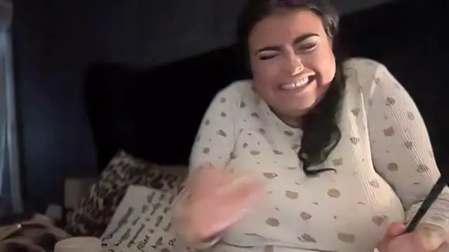 Snapshot of curvybabesx1 chatting on October 14, 2:40 pm curvybabesx1 online show from October 14, 2:40 pm