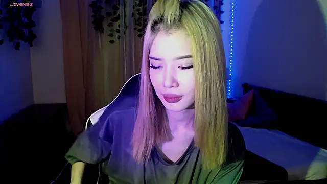 Snapshot of Velvetsky_1 chatting on February 3, 2:13 pm Velvetsky 1 online show from February 3, 2:13 pm