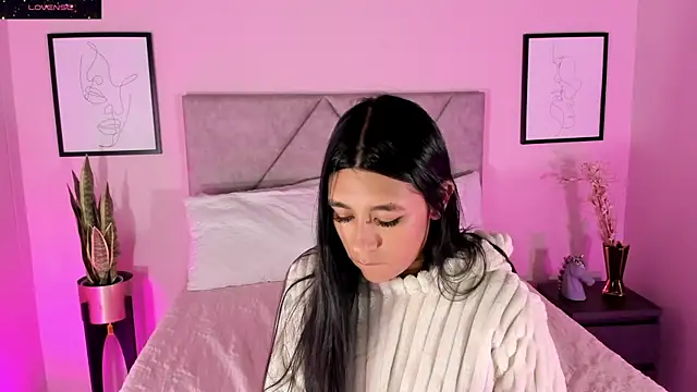 Emilyh  online show from December 2, 10:31 am