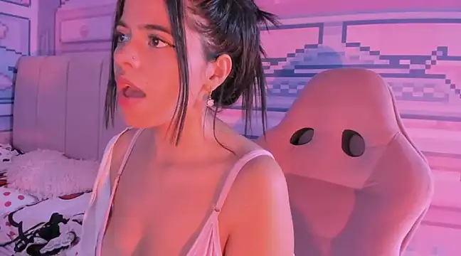 Snapshot of _18alice chatting on February 9, 1:44 am 18alice online show from February 9, 1:44 am