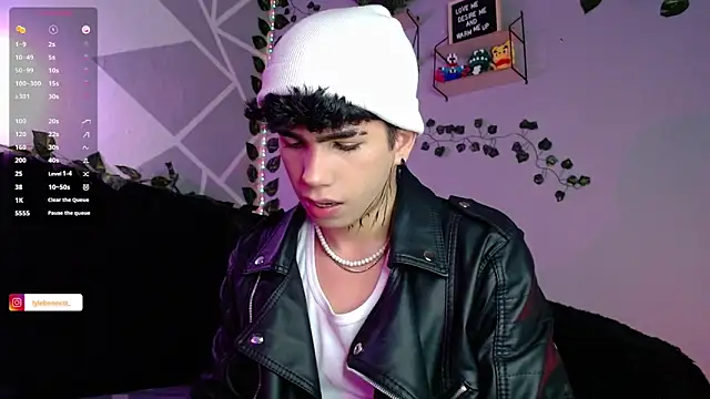 Snapshot of LyleBennett_ chatting on December 2, 10:39 am LyleBennett online show from December 2, 10:39 am