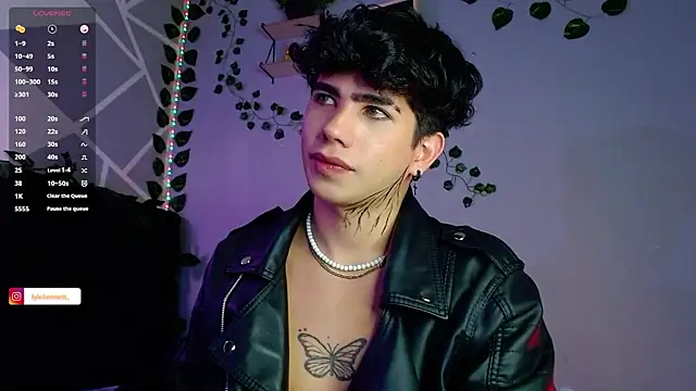 Snapshot of LyleBennett_ chatting on December 2, 1:46 pm LyleBennett online show from December 2, 1:46 pm