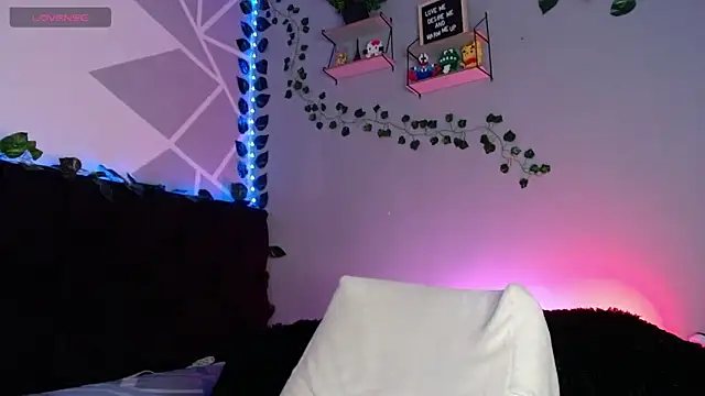 Snapshot of LyleBennett_ chatting on December 8, 10:19 am LyleBennett online show from December 8, 10:19 am