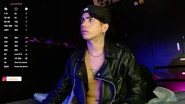 Snapshot of LyleBennett_ chatting on December 16, 10:29 am LyleBennett online show from December 16, 10:29 am