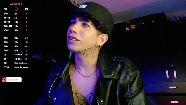 Snapshot of LyleBennett_ chatting on December 16, 1:32 pm LyleBennett online show from December 16, 1:32 pm