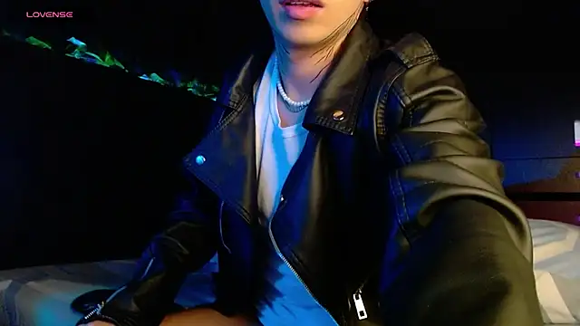 Snapshot of LyleBennett_ chatting on December 18, 10:40 am LyleBennett online show from December 18, 10:40 am