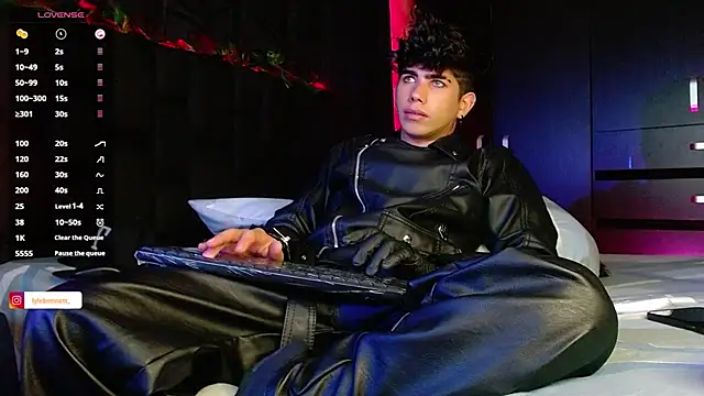 Snapshot of LyleBennett_ chatting on December 18, 1:45 pm LyleBennett online show from December 18, 1:45 pm