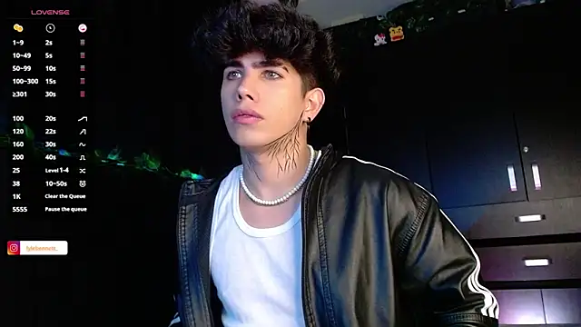 Snapshot of LyleBennett_ chatting on December 19, 11:50 am LyleBennett online show from December 19, 11:50 am