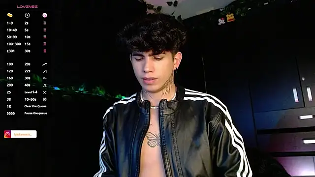 Snapshot of LyleBennett_ chatting on December 19, 2:57 pm LyleBennett online show from December 19, 2:57 pm