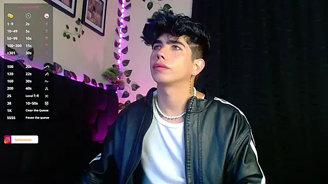 Snapshot of LyleBennett_ chatting on January 23, 10:22 am LyleBennett online show from January 23, 10:22 am